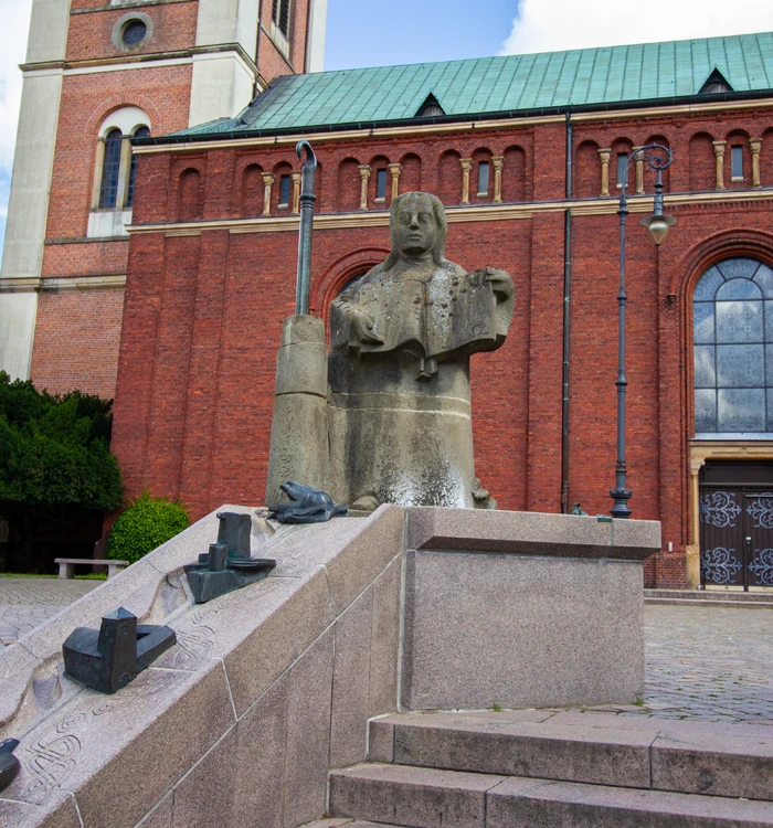 Banner mit St. Gertrud Kirche Lohne und Statue
